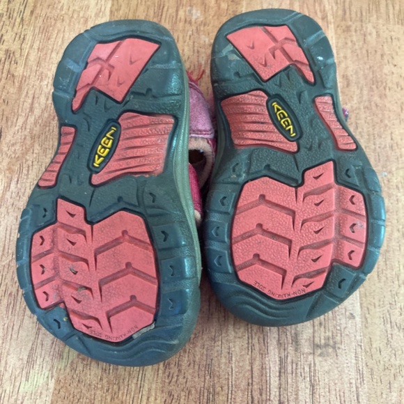 Keen toddler girl size 5 waterproof hiking sandals - Picture 2 of 5
